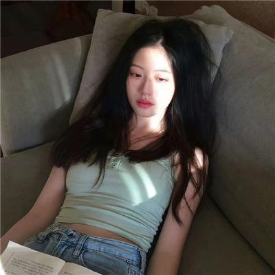 霓虹灯下的圣教士